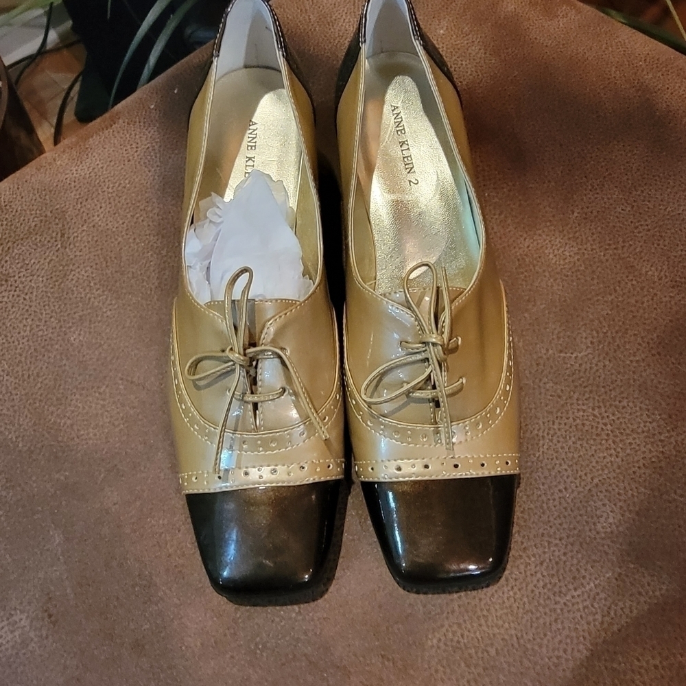 Anne Klein iflex AK Brown/Tan Tie-Up Color-Block Heeled Oxford Shoes/AKKarisse